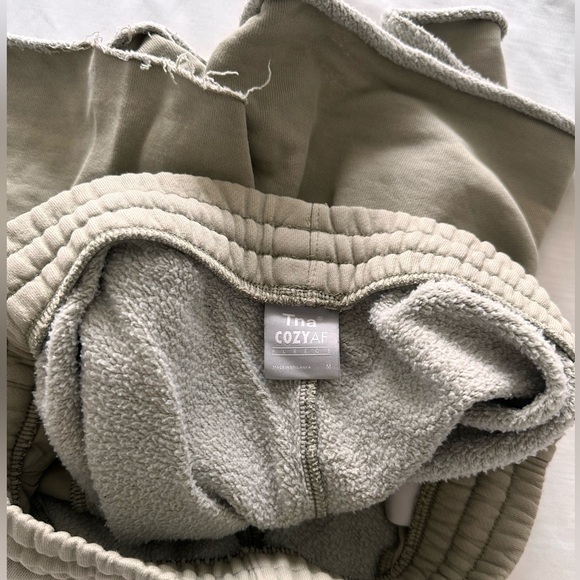 Aritzia TNA Cozy AF Boyfriend Fit Shorts - Picture 3 of 3